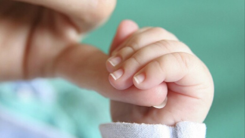 فتاة أجبرت على التنازل عن ابنها بعد أن استعادته من مركز الطفولة