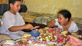 الطفل الذي يصوم لأول مرة يعامل كالملك بتيزي وزو