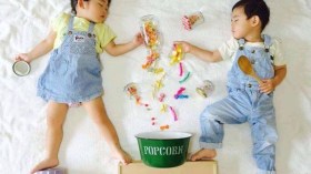 أم يابانية تستغل نوم طفليها لتلتقط لهما صورا مميزة