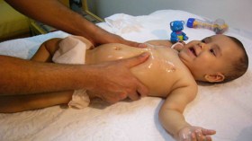 تدليك الرُضّع يحفّز نشاط أجهزتهم الحيوية ويساهم في بناء شخصياتهم