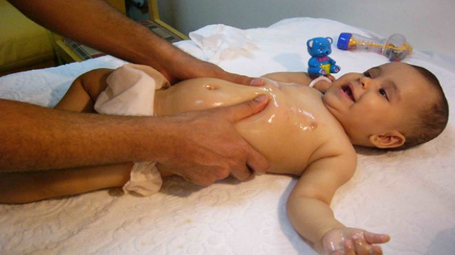 تدليك الرُضّع يحفّز نشاط أجهزتهم الحيوية ويساهم في بناء شخصياتهم