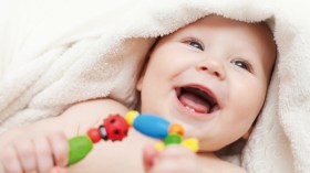 طفلي لم يمش بسبب ظهور أسنانه.. هل هذا صحيح!؟