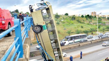 Alger : un bus chute d’un pont