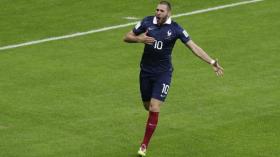 بن زيمة يغنّي و”دجاج” فرنسا يرقص “السامبا” في بلاد الأمازون!