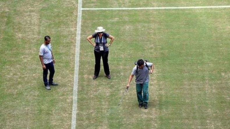 أرضية ملعب مباراة “إيطاليا- إنجلترا” مغشوشة!