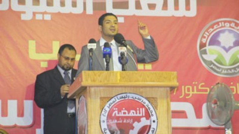 السلطات المصرية تمنع كرويا مؤيدا لـ “مرسي” من مغادرة البلاد