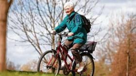 عجوز ألمانية تستعيد شبابها وتمارس الجمباز!