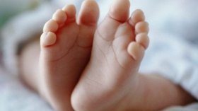 يعذب ابنه الرضيع حتى الموت بحجة إخراج جني!