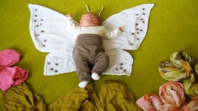 أم تتفنن في تصوير طفلتها وهي نائمة