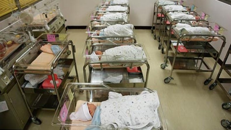 امرأة تلد 5 أبناء وترفض التنازل عنهم