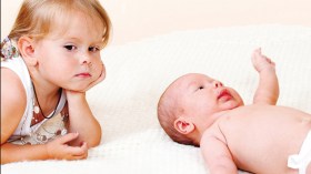 جنبي طفلك الأول الغيرة من الوافد الجديد بخطوات بسيطة