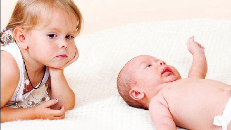 جنبي طفلك الأول الغيرة من الوافد الجديد بخطوات بسيطة