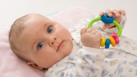 تقنيات بسيطة تجنب مولودك الاستفراغ المستمر