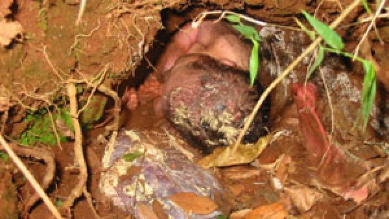 أم قاصر دفنت مولودها في بيتها حبس قابلة وشريكتها