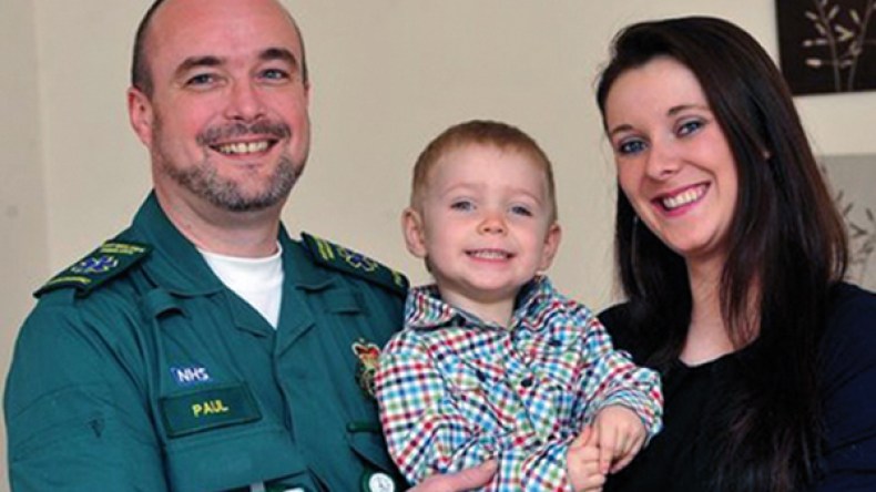 طفل لم يتجاوز العامين ينقذ حياة أمه!