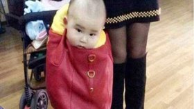 حمل الرضيع في حقيبة اليد آخر صيحات الموضة!