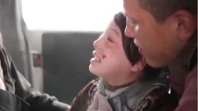 فيديو مؤثر جدا لطفلة سورية تخرج من تحت الأنقاض بدوما