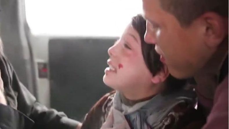 فيديو مؤثر جدا لطفلة سورية تخرج من تحت الأنقاض بدوما