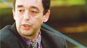 “تعليق مذكرات توقيف المتورطين في اغتيال والدي مسخرة”