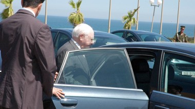 The government orders former officials to give back houses and cars