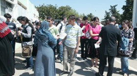 تلاميذ يطردون من المدارس بسبب “الأقراط” و”الجال” والكعب العالي!