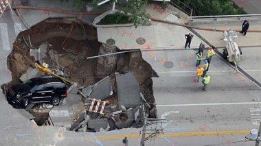 Béjaïa : un trou béant d’une profondeur de six mètres coupe la RN 24 à hauteur de Tighremt