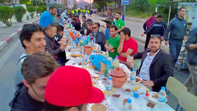 الحراك يجمع البجاويين في أكبر مائدة إفطار بعد مسيرة الجمعة 13