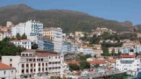 احياء  بجاية  تغرق  في  النفايات