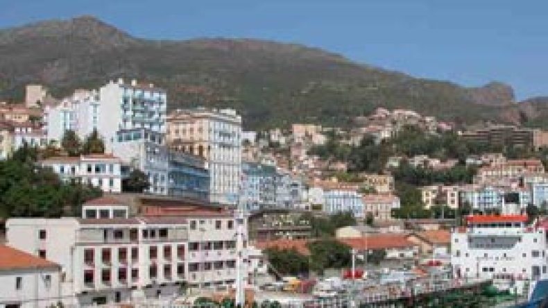 احياء  بجاية  تغرق  في  النفايات