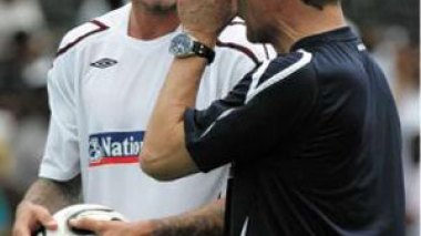 Beckham back as captain in England bid to win cup votes