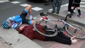 سباق دراجات ينتهي بنقل متفرّجة إلى المستشفى!