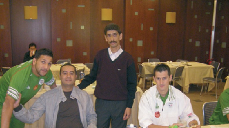 الشيخ بلحمر يضع قناة أبو ظبي سبور في حرج ويفجّر قنبلة بغيابه عن مناظرة أزهري