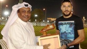 يوسف بلايلي يحظى بتكريم من نادي قطر