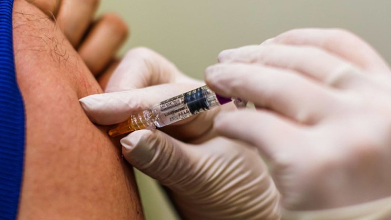 موظفون وجامعيون يقبلون على لقاح الأنفلونزا