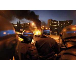 Les pompiers belges sauvent quatre algériens bloqués dans une grue : des dizaines de nourrissons algériens bloqués dans des centre administratifs français