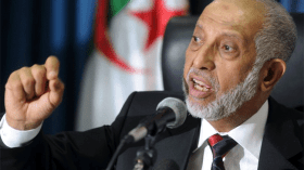 بلخادم يعود إلى الواجهة ويرافع لتطهير “الأفالان”