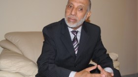 بلخادم في مواجهة القواعد بسبب البزنسة ببطاقات الانخراط