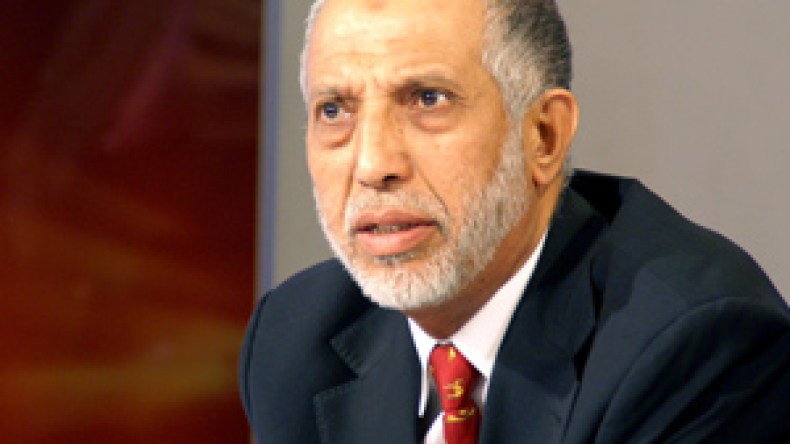 بلخادم  يضبط  تشكيلة  المكتب  السياسي  ويقحم  زياري  كعضو  أساسي