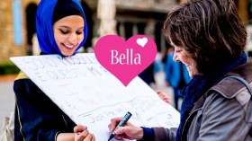 فتاة تحمل لافتة “صِفني بكلمة” في إيطاليا.. شاهد ردود أفعال المارة!