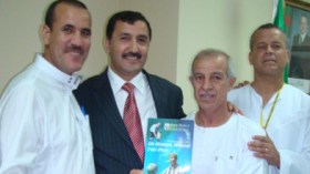 بلومي يكرم في الحرم المكي والجزائريون يدعون للخضر بالتأهل