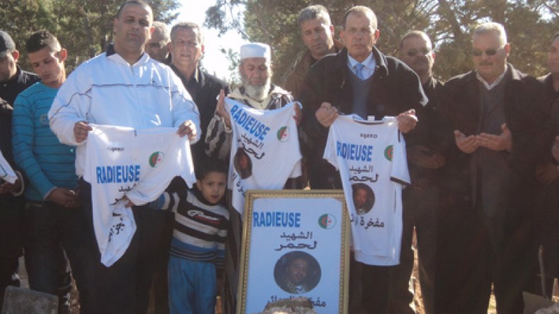 أعضاء جمعية راديوز يكرمون عائلة المرحوم “لحمر محمد الأمين”