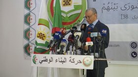 بن قرينة: تصريحات ماكرون “أيقظت” دعاة المراحل الانتقالية في البلاد