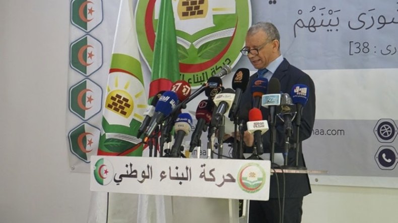 بن قرينة: تصريحات ماكرون “أيقظت” دعاة المراحل الانتقالية في البلاد