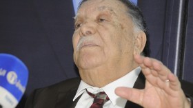 أحمد بن الشريف العقيد الأسبق يحذر من خطورة الوضع في الجزائر