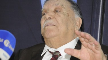 أحمد بن الشريف العقيد الأسبق يحذر من خطورة الوضع في الجزائر