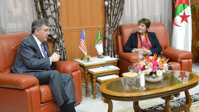 بن غبريت تبحث ترقية تعليم اللغة الإنجليزية