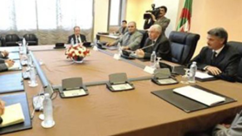 الطلبة يقترحون على بن صالح  توسيع حصة الشباب في الحكم