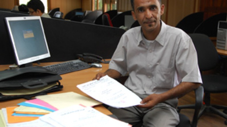 300‭ ‬ملف‭ ‬في‭ ‬حقيبته‭ ‬والإدارة‭ ‬ترفض‭ ‬تنفيذ‭ ‬أوامر‭ ‬رئيس‭ ‬الجمهورية