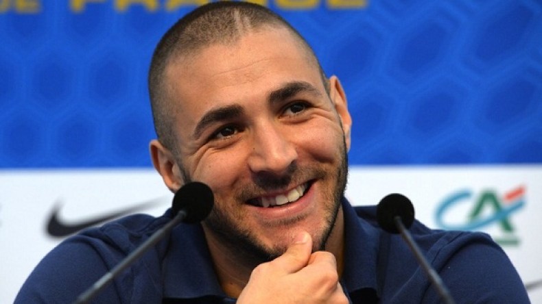 بن زيمة يهنئ ” الخضر” بالتأهل للدور الثاني