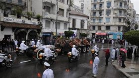 بن بلة يختزل المسافة بين المواطنين والمسؤولين بمقبرة العالية